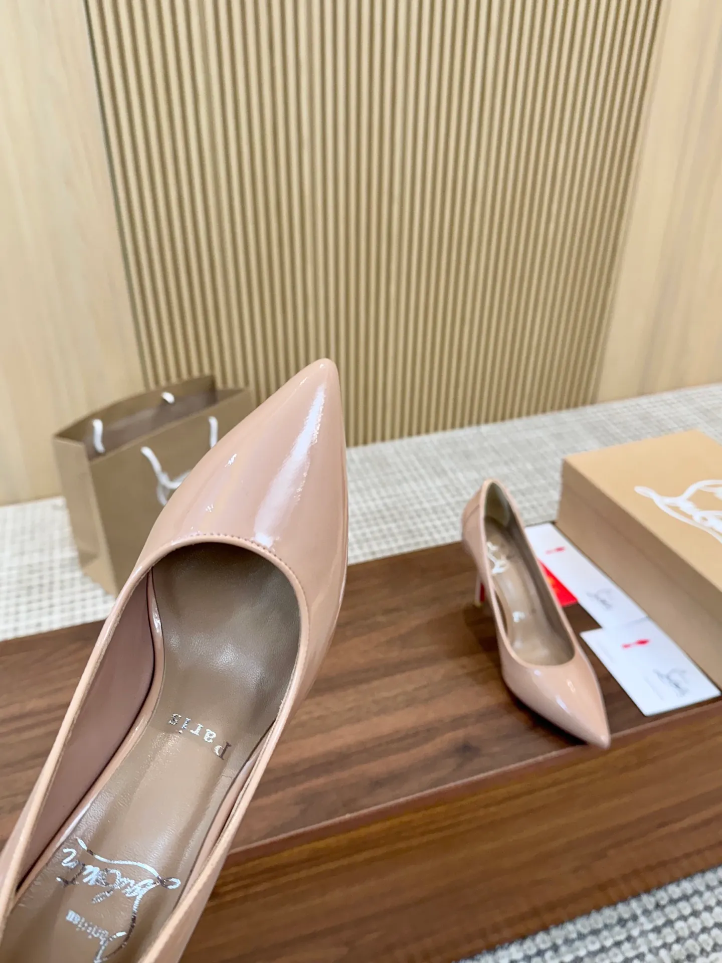 👟👟Ex-factory price 480👟👟 Genuine leather sole +40 Year-round shipment💝Christian Louboutin CL👠 "Patent Leather Hemming Craft Series" Noble and luxurious, real blingbling👟👟 Real materials, all customized by the pattern maker, and the materials are made of original customized materials to achieve the taste of the original 5 color options💍Upper: Imported👉cow patent leather💪 Lining: Sheepskin foot pad/lining Size: 34-40.41.42 Heel height: two options: 10.5cm and 8.5cm